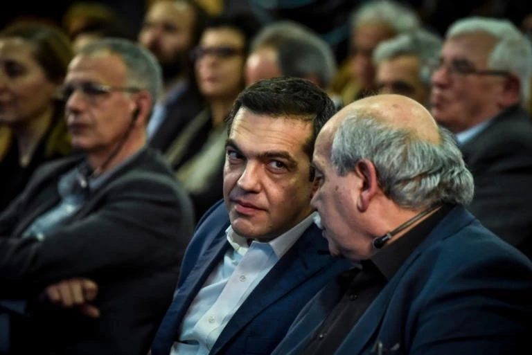 Ο Βούτσης παραδίδει στον Τσίπρα τους τέσσερις πρώτους τόμους του «φακέλου της Κύπρου»